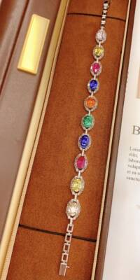 18k天然彩蓝宝手链 总重：13.25克 主石：10.50克拉 彩宝：184颗