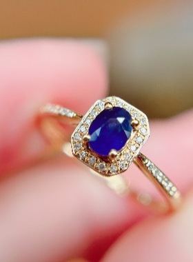 18K金钻石天然蓝宝石戒指，总重1.21g，石重0.44ct，钻石32颗