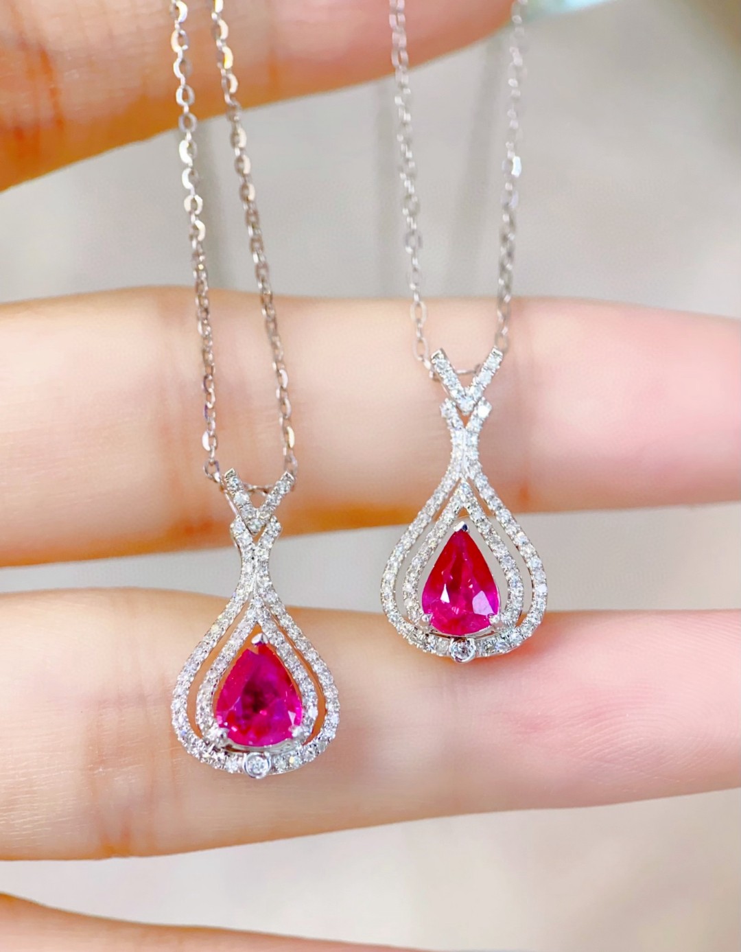 无烧红宝石吊坠主石约0.7ct 总重：约1.g 钻石：71p