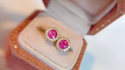 18K金碧玺钻石耳钉 晶体干净总重0.97g，石重0.64ct，钻石28颗