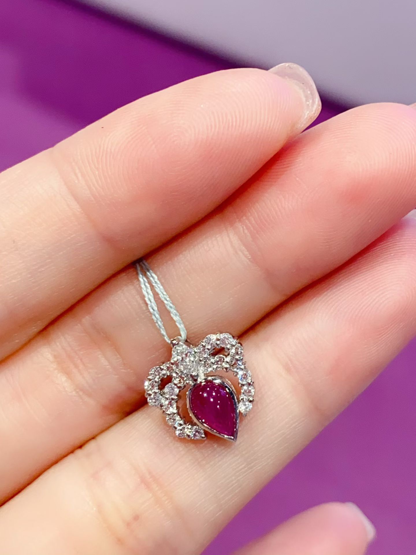 pt950铂金镶嵌天然红宝石50分钻石22分吊坠