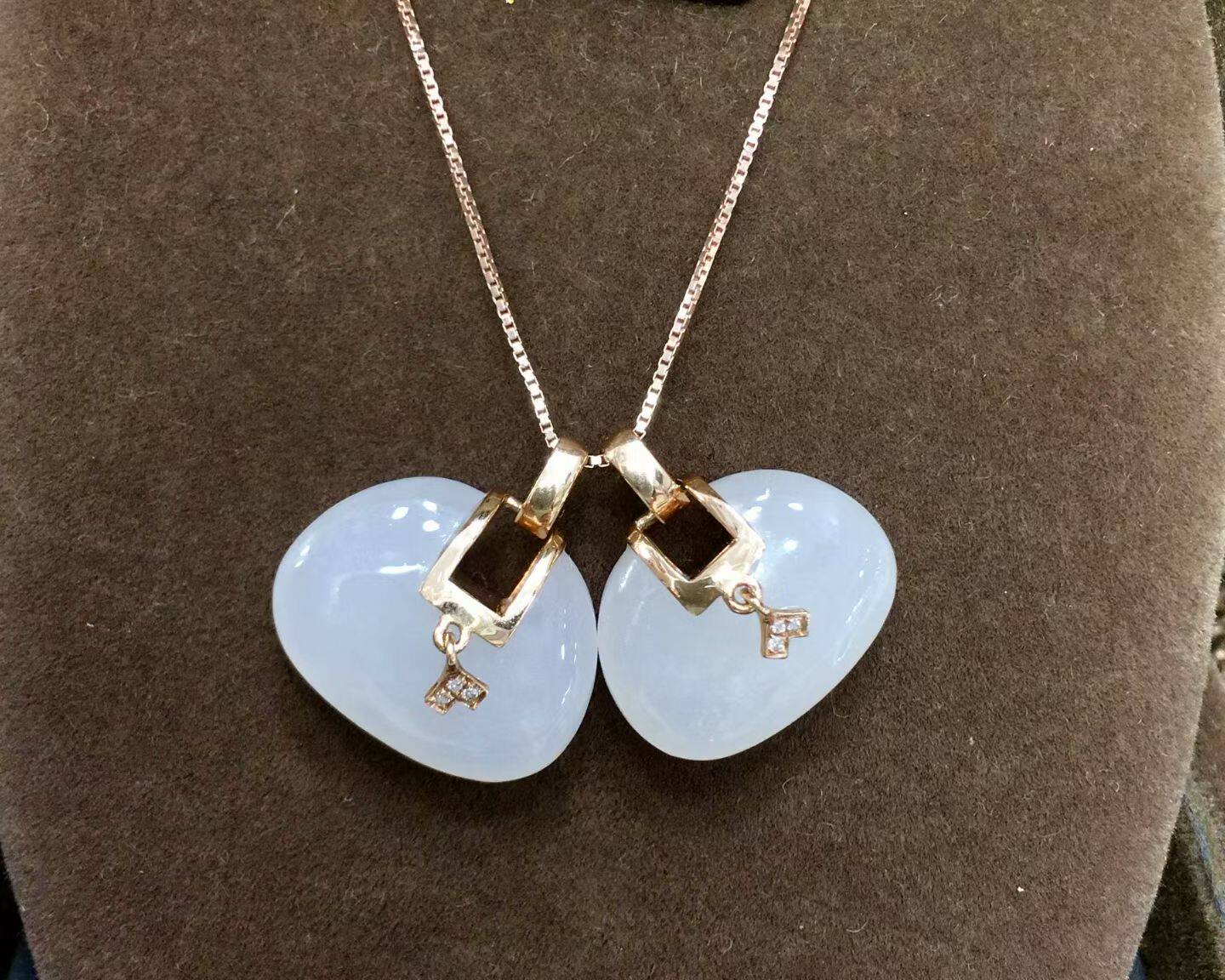 18K玫瑰金伴钻镶嵌白玉吊坠 青海老料 玉面尺寸：12*16mm送银链