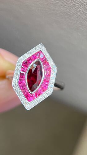 18K金镶无烧鸽血红红宝石1.04ct，钻石0.167ct，副石红宝0.20ct