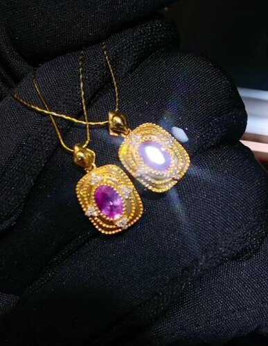 天然粉蓝宝吊坠18k金镶钻石总重1.06g主石约0.65ct 钻石12P附证书