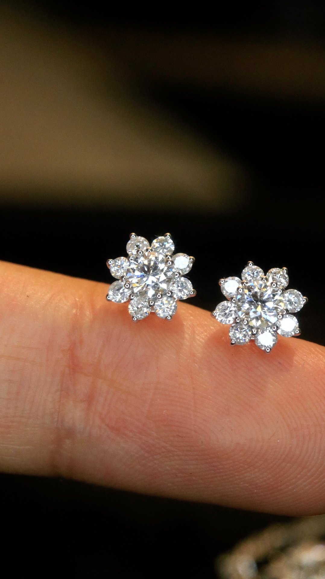 精致款18k金镶天然钻石太阳花套装清爽高雅耳钉主石30分服石32分