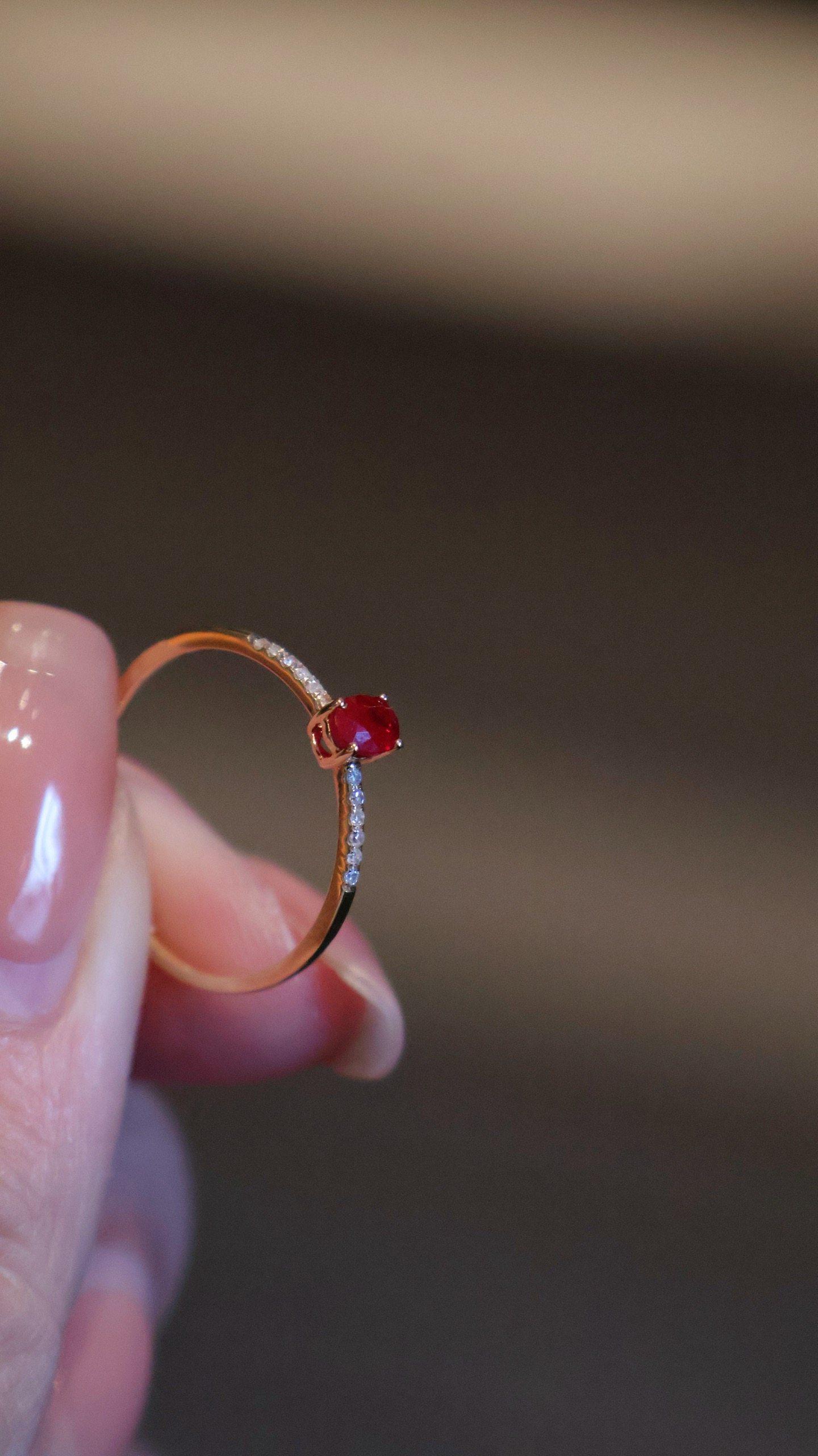 18K镶天然椭圆红宝石钻石排戒指，附权威证书