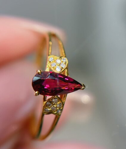 18k金镶天然钻石天然红碧玺戒指 碧玺1.1克拉重1.14克 钻石10颗