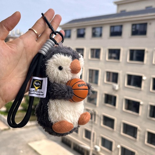 可爱企鹅抱篮球毛绒公仔包挂件