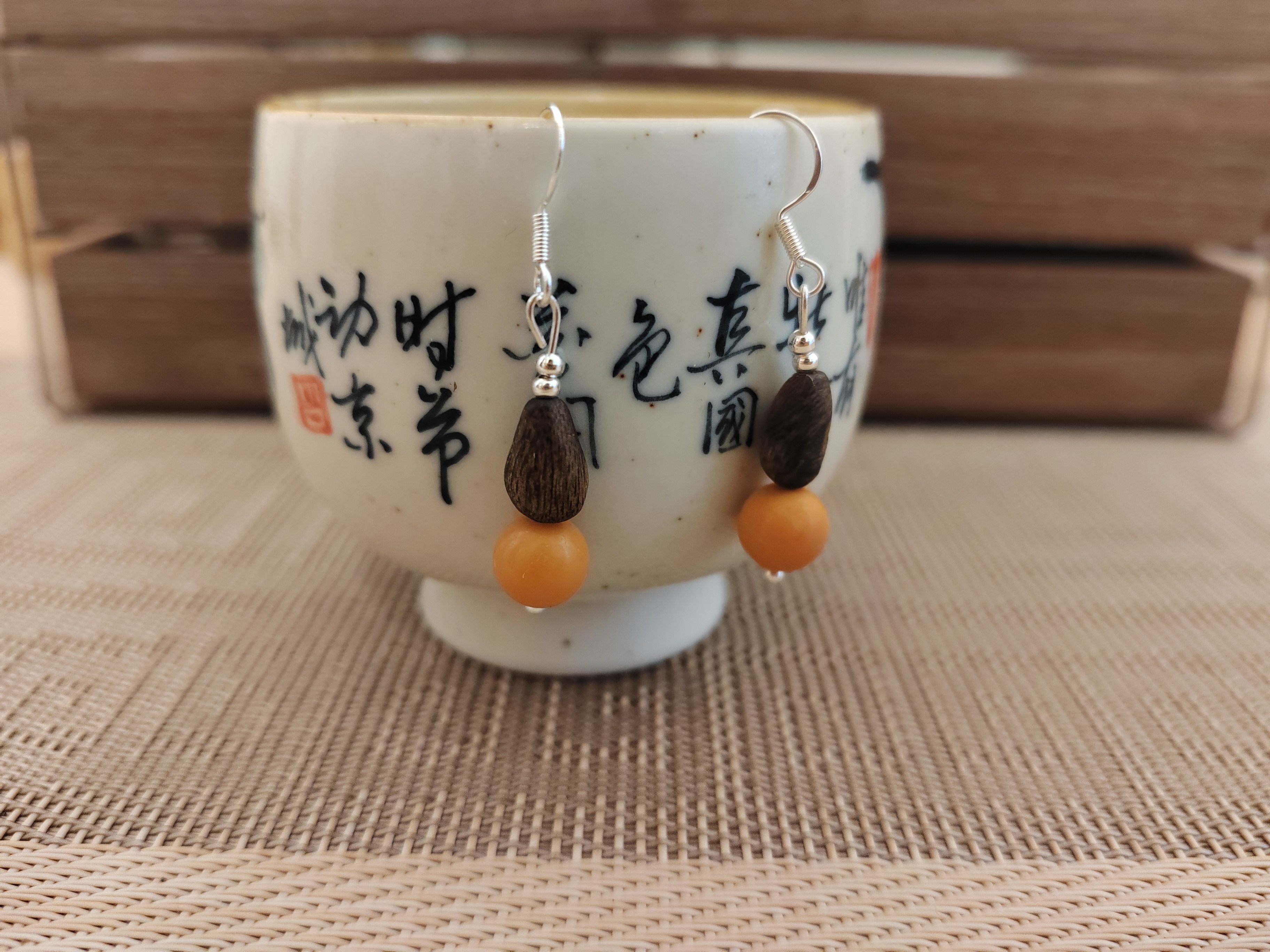 沉香小树丁搭配蜜蜡耳环925银耳钩防过敏