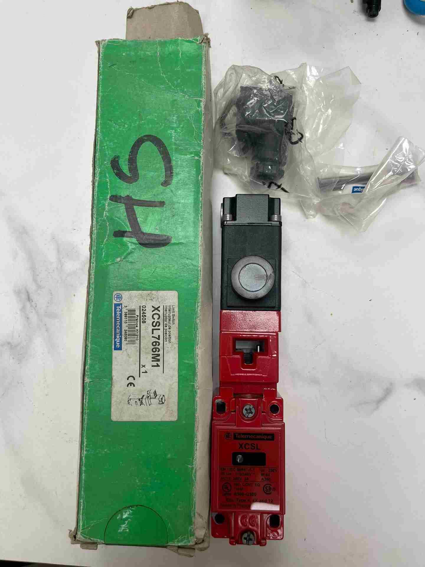 施耐德安全门锁,安全开关型号 xcsl766m1 产品成色新询价