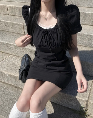 泡泡袖小黑裙 方领复古抽褶短袖连衣裙 纯欲风辣妹法式收腰短裙