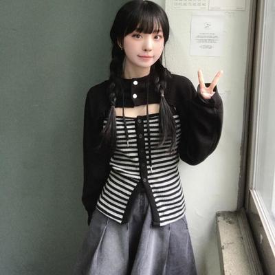 春天记事簿 黑色连帽纽扣短款小外套+条纹小背心 少女叠穿系套装