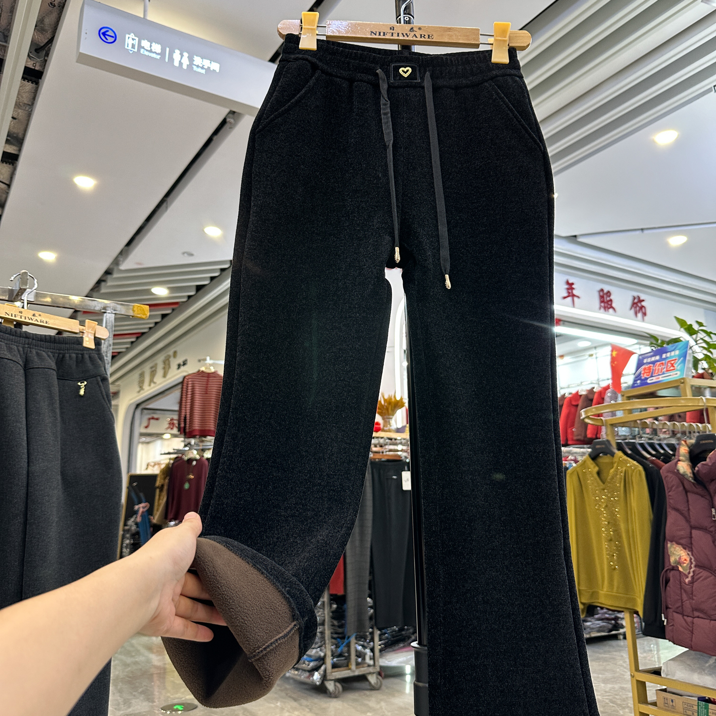 妈妈冬装高腰微喇抓绒加厚休闲裤