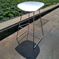 Белая п.п. Объемная нога сидит высотой 74 см в высоту