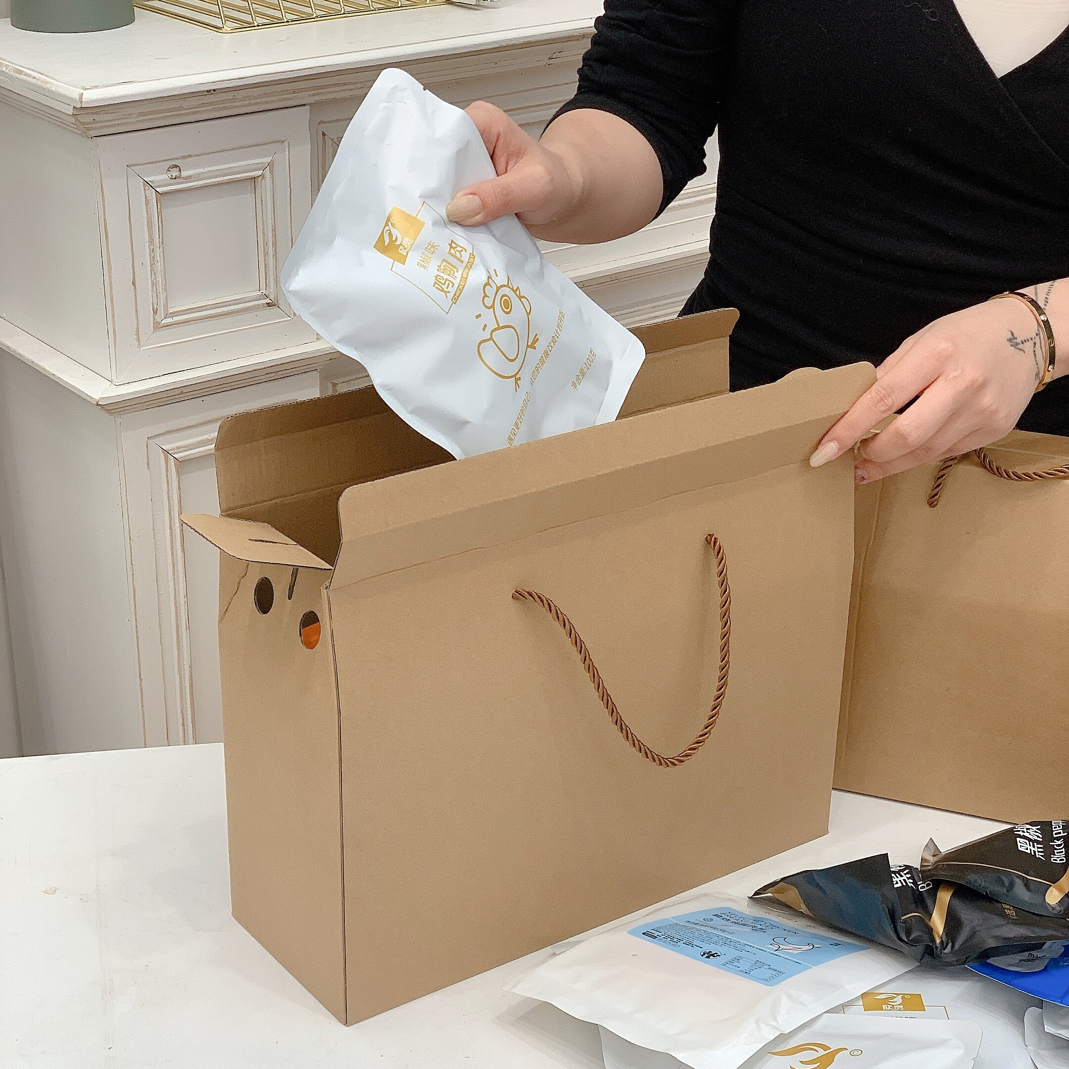 带绳手提纸箱大号包装盒圣诞零食篮球礼品盒子纸箱生日DIY礼物盒