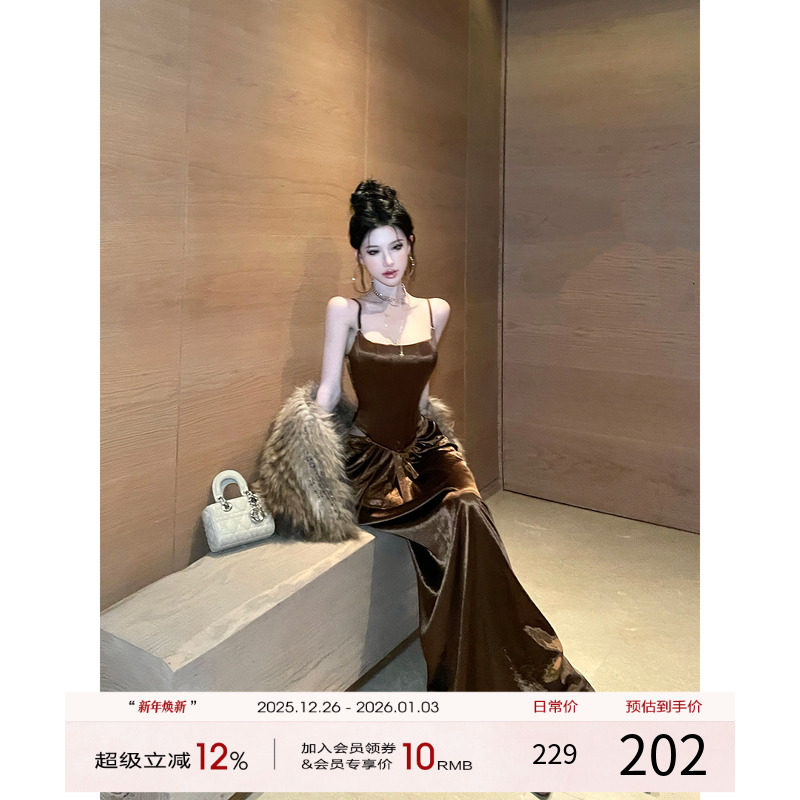 灰尘邓邓 御姐感连衣裙女2025冬季新款法式吊带裙缎面长裙裙子