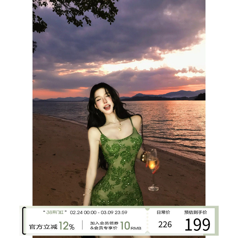 灰尘邓邓 度假吊带连衣裙女2026早春新款法式性感包臀裙亮片裙子