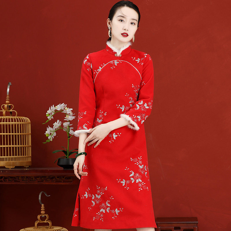 新中式毛呢连衣裙中长刺绣旗袍