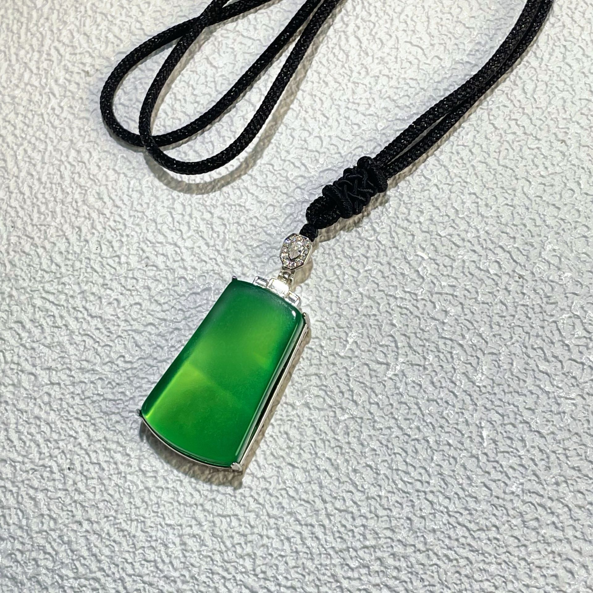 s925纯银首饰天然冰种绿玉髓平安无事牌吊坠翡翠绿色项链毛衣链子