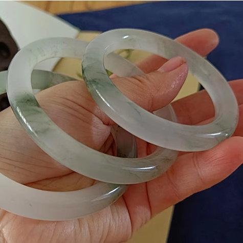 天然新疆天山翠冰翠高冰透圆条美人条玉镯子冰飘花玉手镯小翡翠女