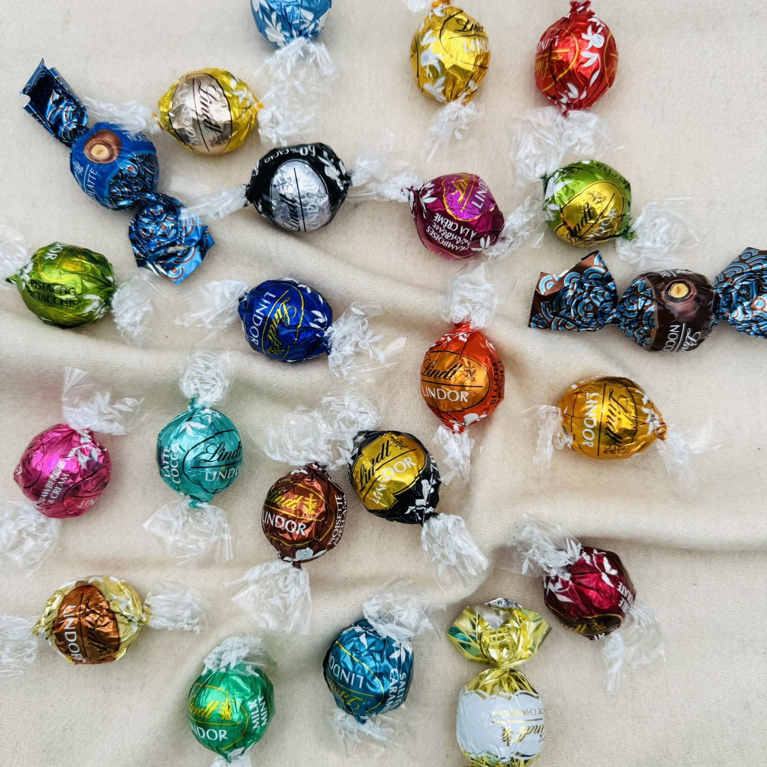 包邮瑞士莲软心全口味黑巧牛奶白巧香槟开心果覆盆子酒心