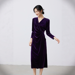 2025秋冬新款长袖轻奢高级感丝绒连衣裙优雅气质礼服裙女中长款