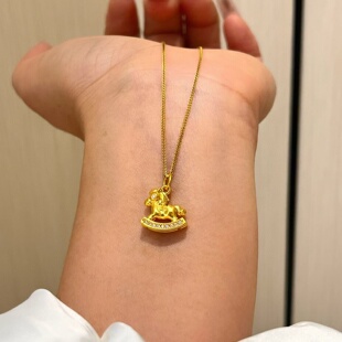 千夕 足金9995D镶钻小木马黄金吊坠女款送女友情人节生日礼物