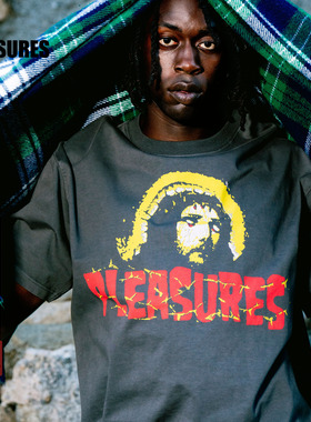 PLEASURES  人像艺感字体印花短袖T恤男女同款炸裂字母全棉半袖