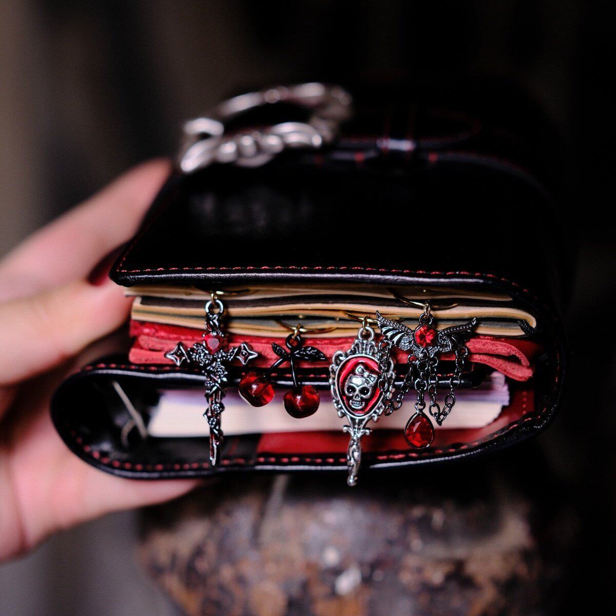 原创青釉手帐配件装饰摆拍哥特暗黑风别针挂件书签链条黑红配色