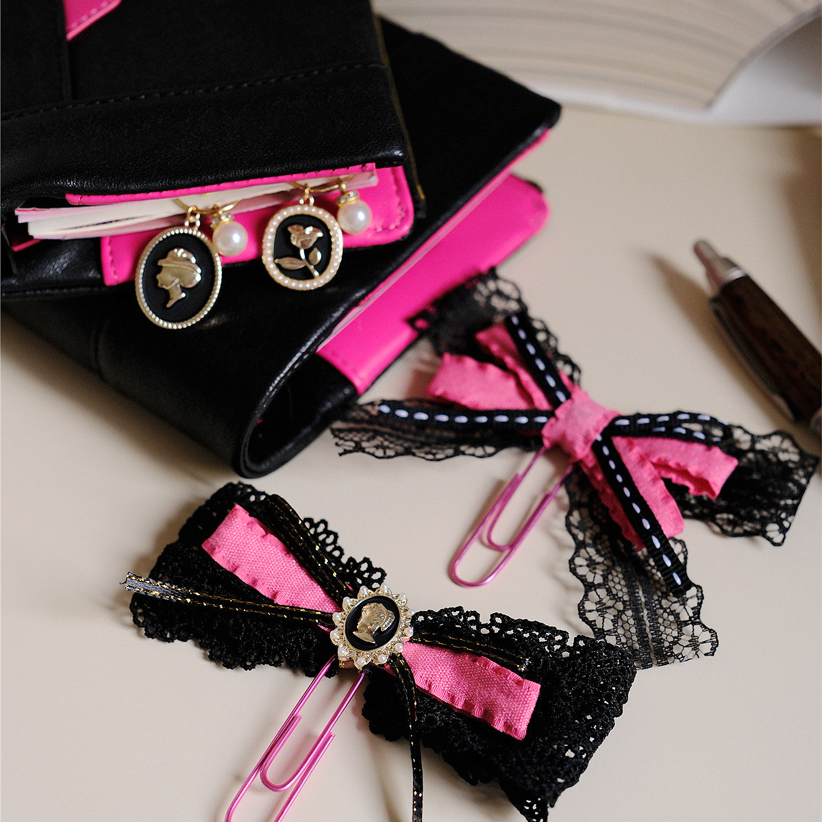 小香风弗洛伊德黑色拼玫红书签