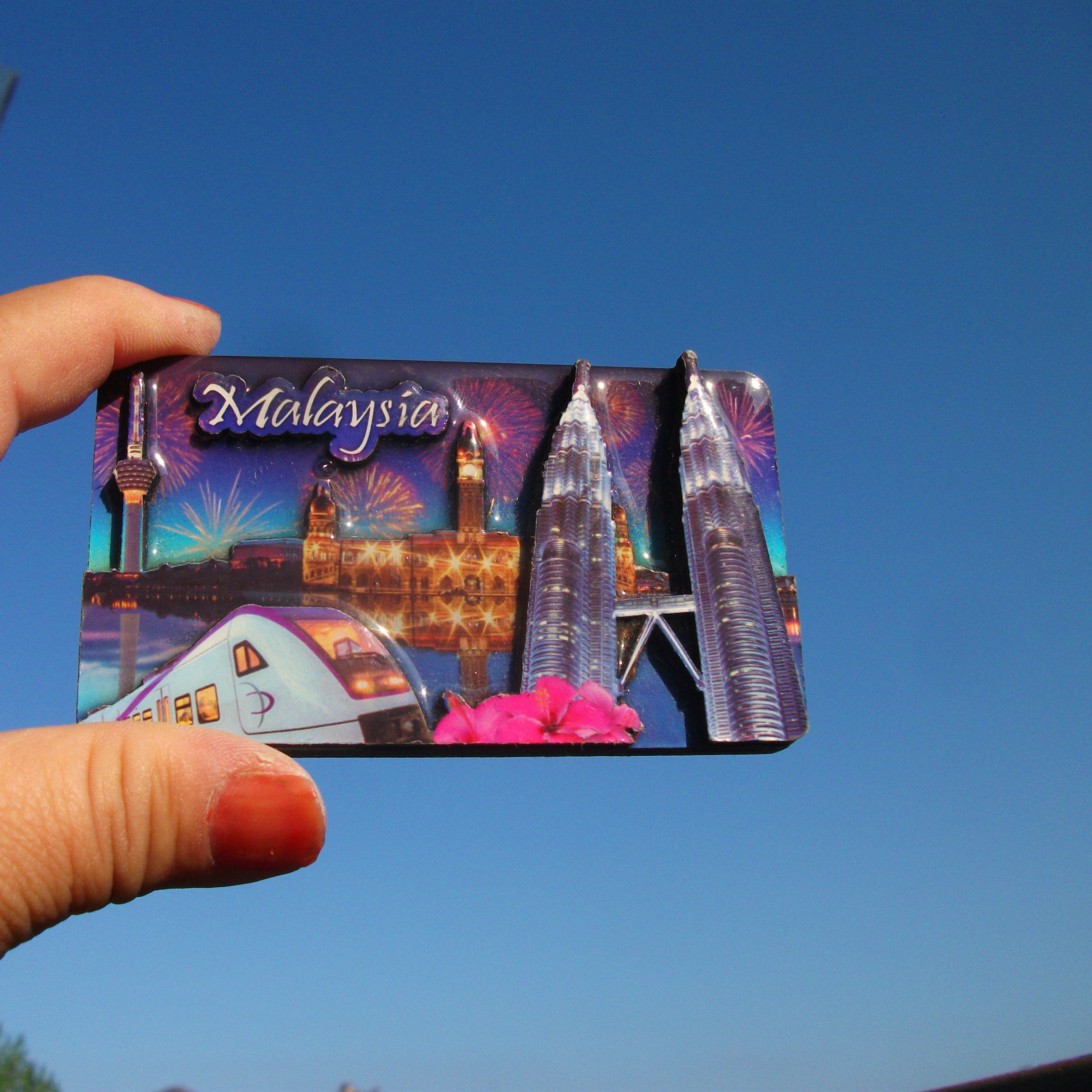 WORLD TRAVEL COMMEMORATIVE REFRIGERATOR MAGNET MALAYSIA KUALA LUMPUR PETRONAS TWIN TOWERS WOODEN DOUBLE DECKER SOUVENIR GIFT