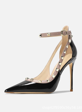 大码铆钉高跟鞋细跟尖头漆皮2025新款包头气质一字带V家女凉鞋夏