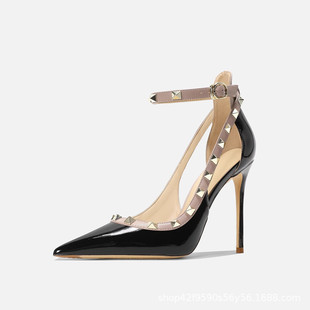 大码铆钉高跟鞋细跟尖头漆皮2025新款包头气质一字带V家女凉鞋夏
