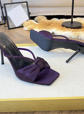 紫色绸缎水钻一字带凉鞋女2026春夏新款蝴蝶结露趾外穿高跟凉拖鞋