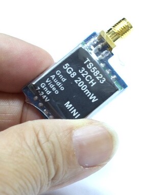 5.8G无线图传发射机TS5823连接USB线电源视频传输器RC805接收机