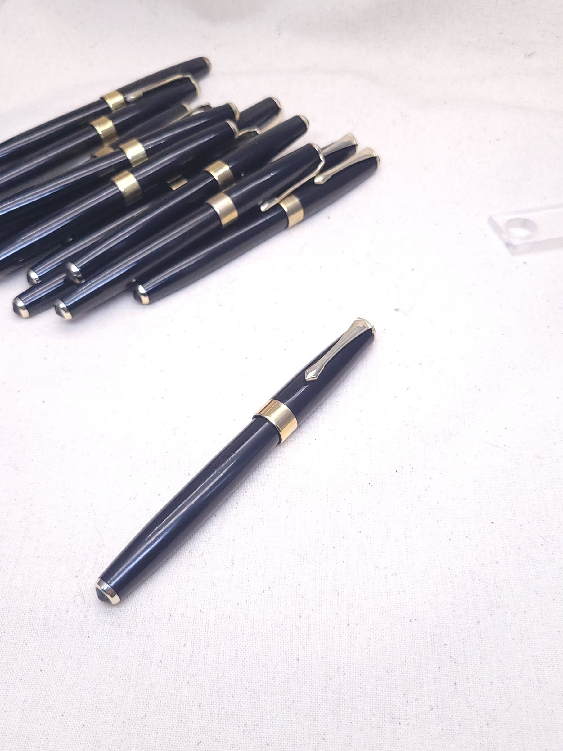 原装日本制造六十年代产everite艾瑞牌硬橡胶大漆面古典旋帽钢笔