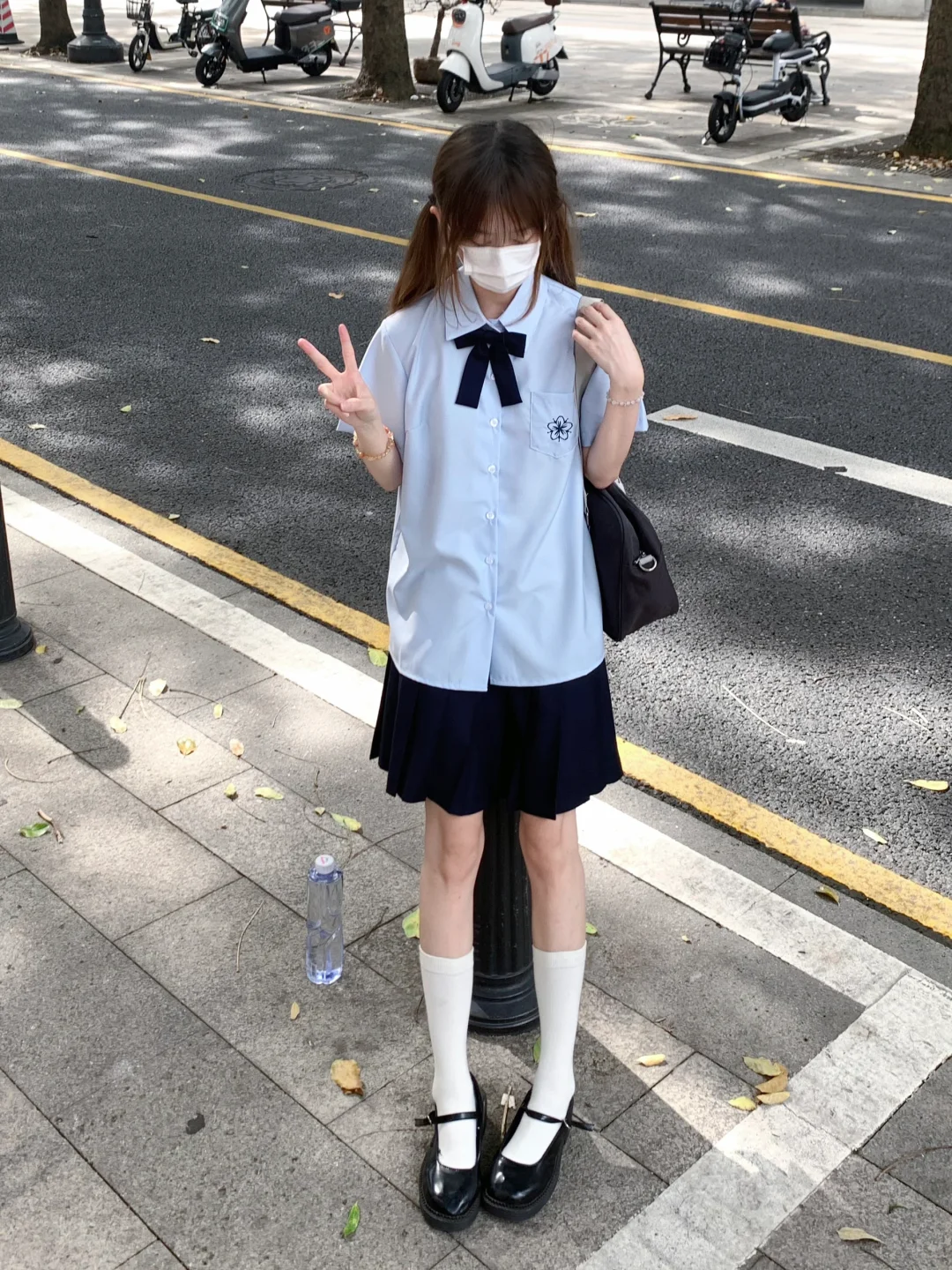 少女感清新夏季蓝色樱花刺绣短袖衬衫叠穿绀色短裙校供感显瘦套装