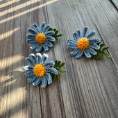 毛衣扣 蓝色手工钩花 胸花 个性 原创设计饰品一个 雏菊带叶胸针