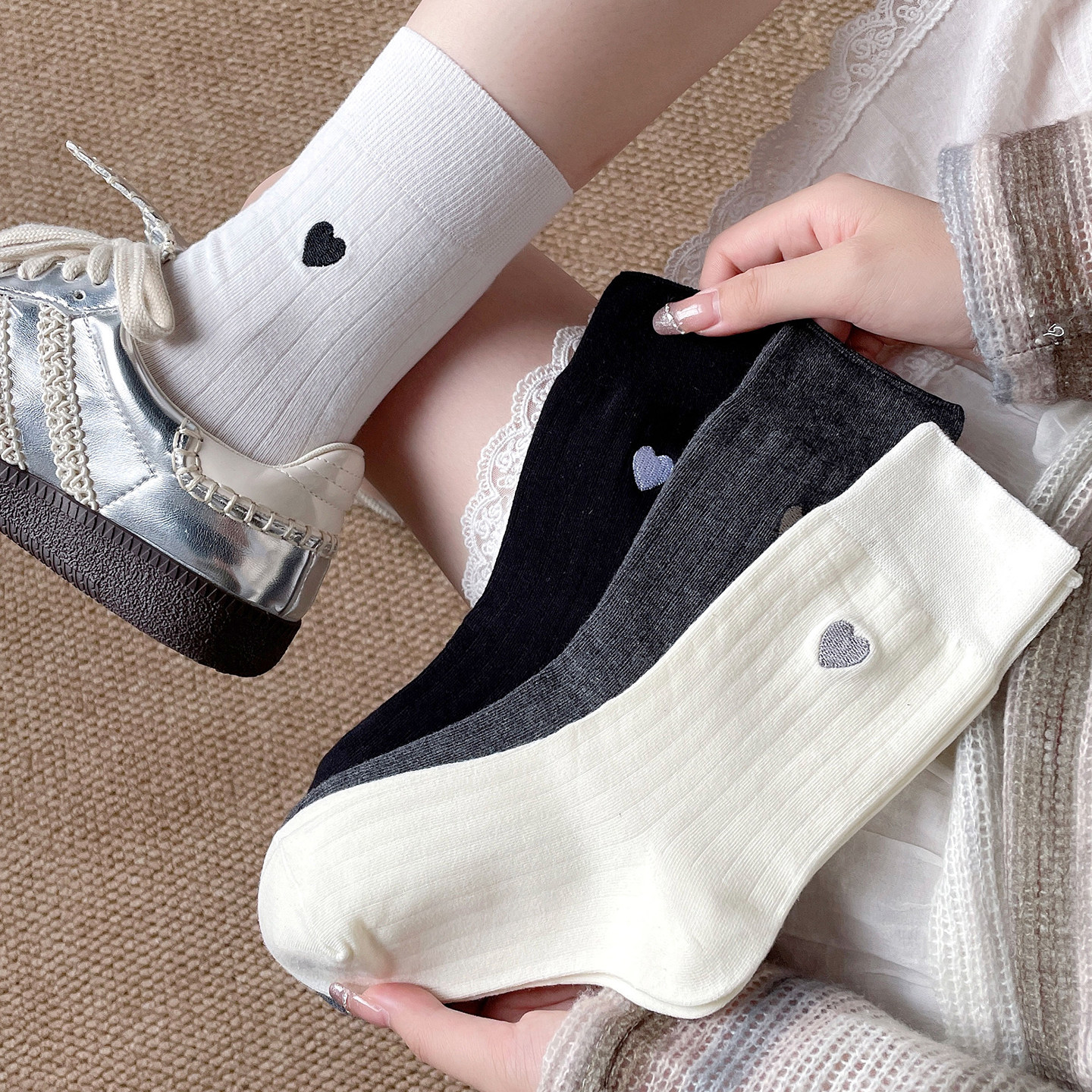 春秋季爱心刺绣长袜女纯棉中筒袜艺2026新款爆款艺术生潮袜黑白灰