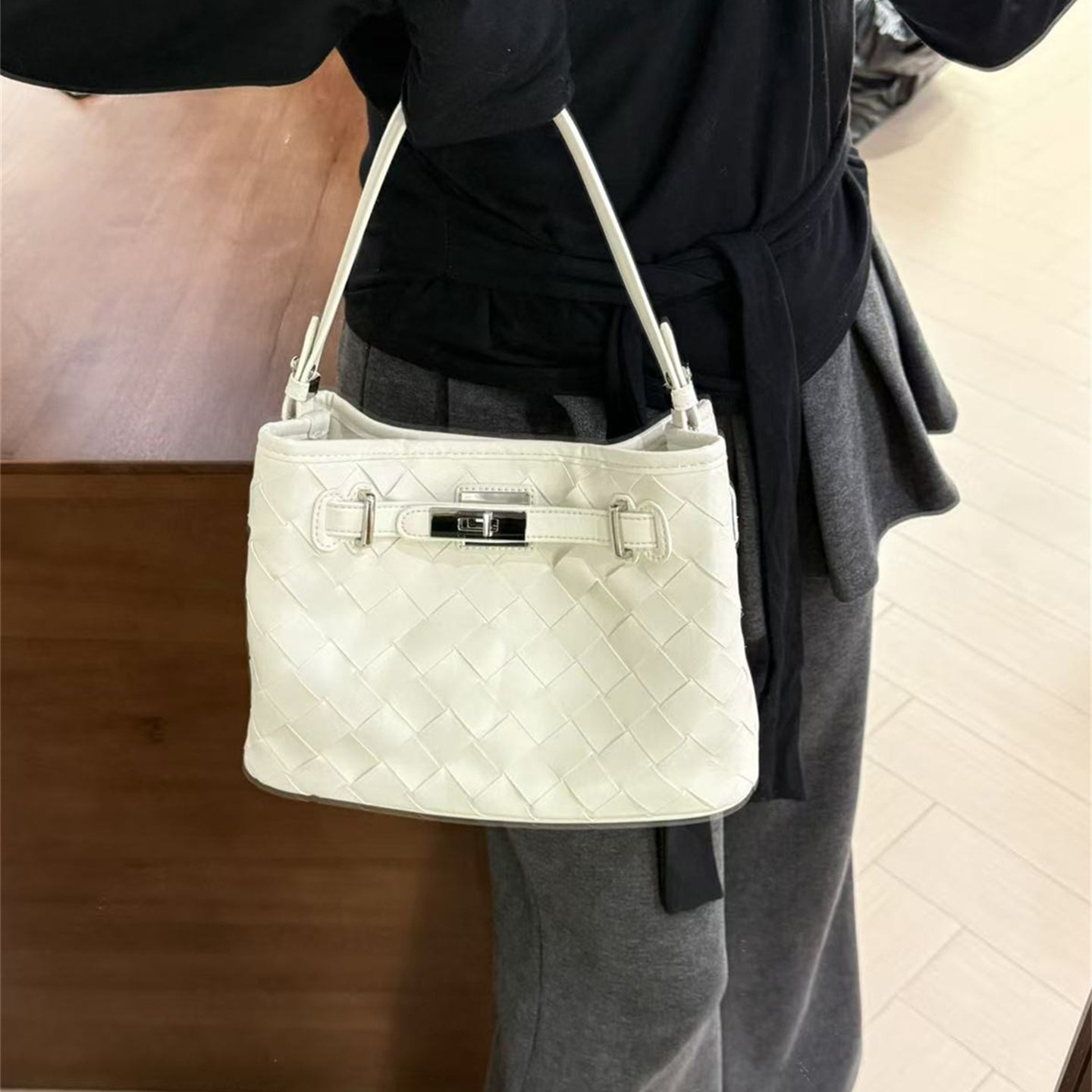 小众设计感编织水桶包女单肩斜挎包高级感百搭凯莉包白色