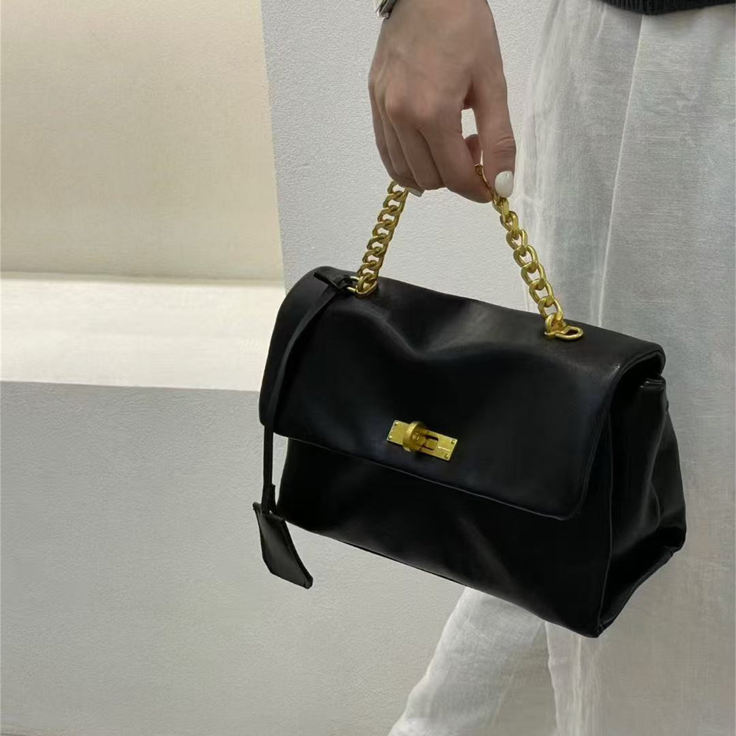 小众黑色链条邮差包女2026新款高级感百搭单肩斜挎包