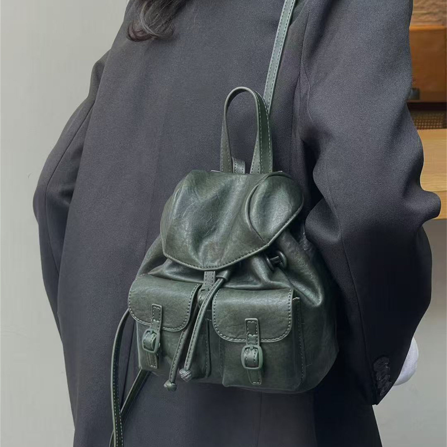 2026新款复古双肩包女迷你小背包百搭通勤皮质抽绳书包休闲背包