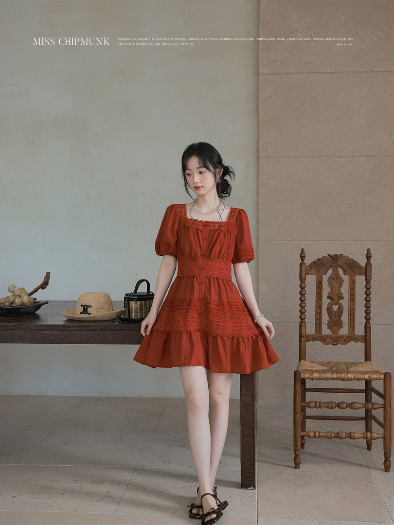 Woman wearing a rust-red short-sleeve dress