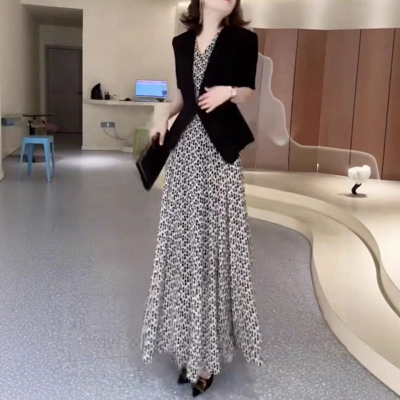 302600大爱美依缘2025夏季新款短袖收腰显瘦外套宽松碎花长裙洋气