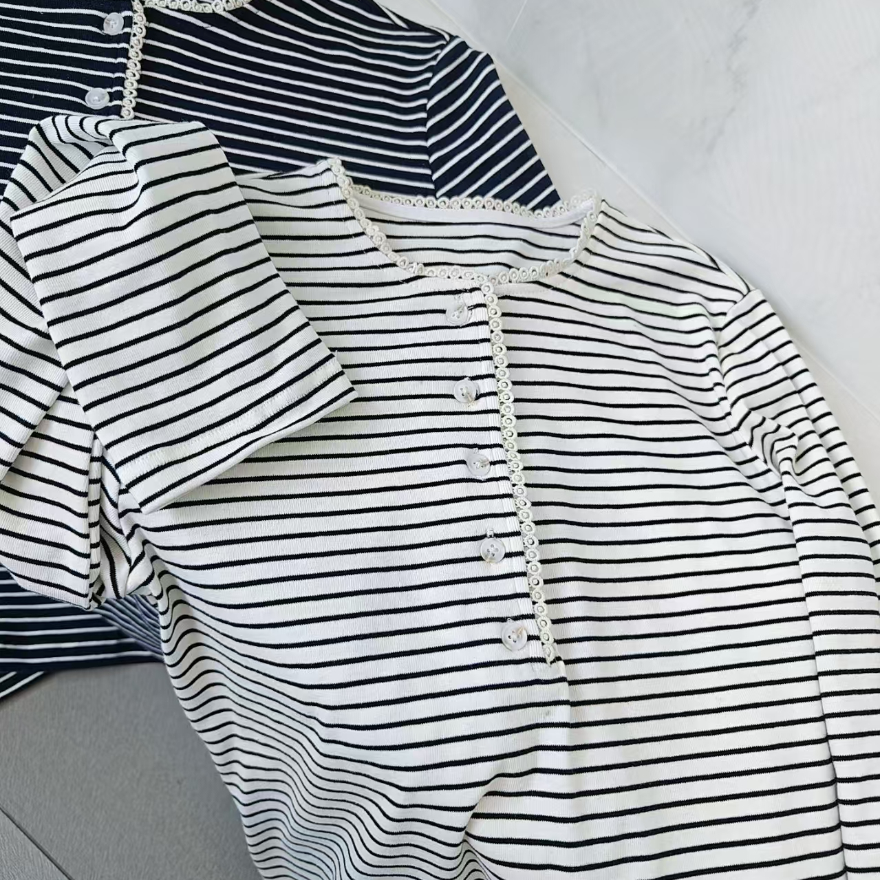 休闲百搭套头圆领系扣条纹T恤