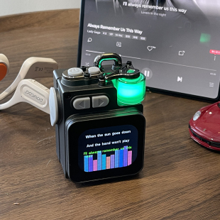 桌面蓝牙歌词音箱触摸屏迷你便携户外低音炮音箱