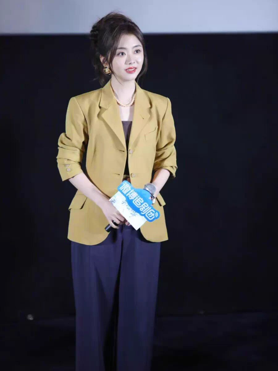 谭松韵同款牛油果绿长袖小西装外套女2026春夏新职业休闲气质西服