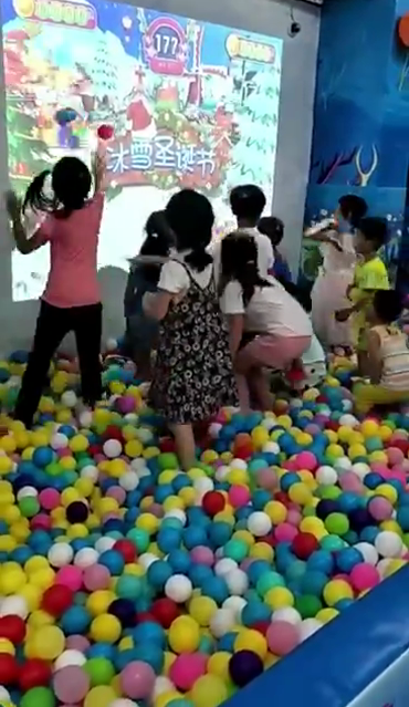 儿童亲子沙滩地面投影3D互动投影墙面砸球设备滑梯画画游戏机
