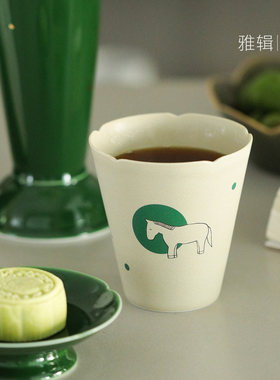 雅辑温柔小马。咖啡杯