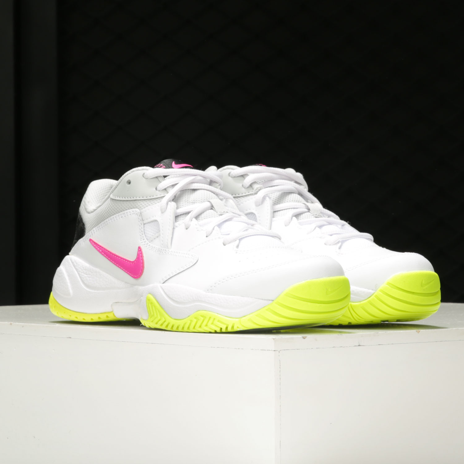 女子硬地球场运动网球鞋耐克正品